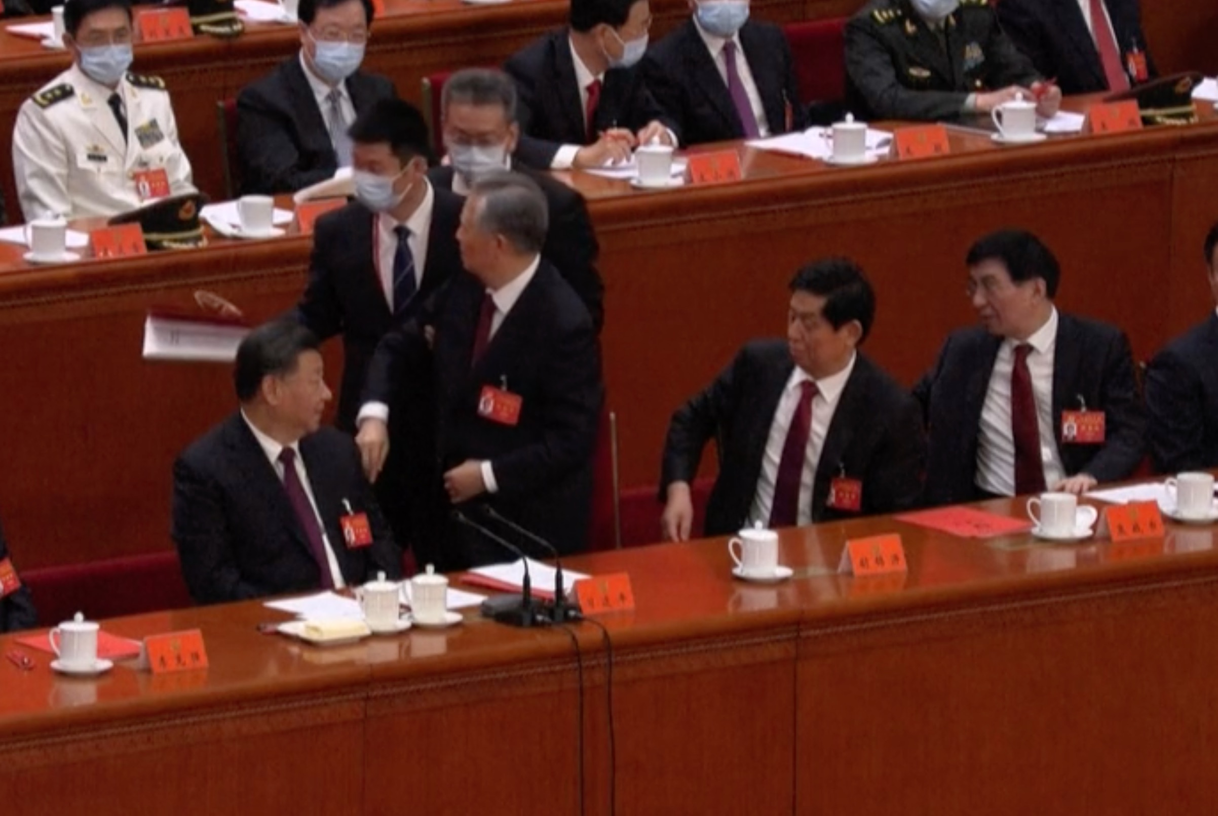 中共前總書記、中國前國家主席胡錦濤在中共20大「被離場」，外媒拍到疑似想翻閱文件發表意見。翻攝畫面