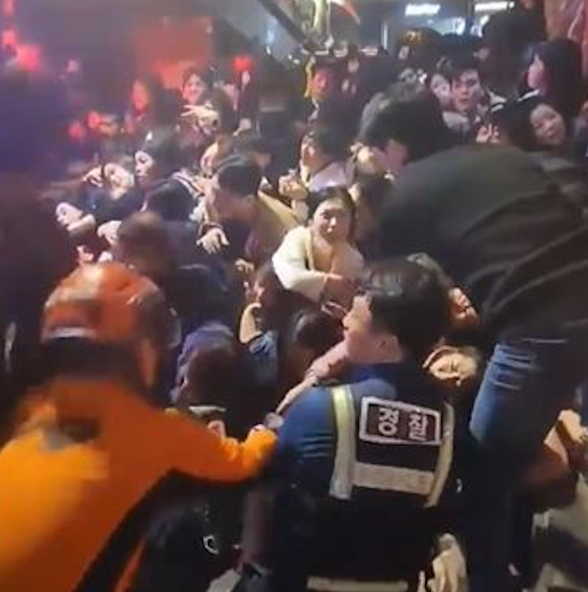 梨泰院爆發人踩人事件，警消趕抵現場救人，因多人堆疊警消救援困難。翻攝推特