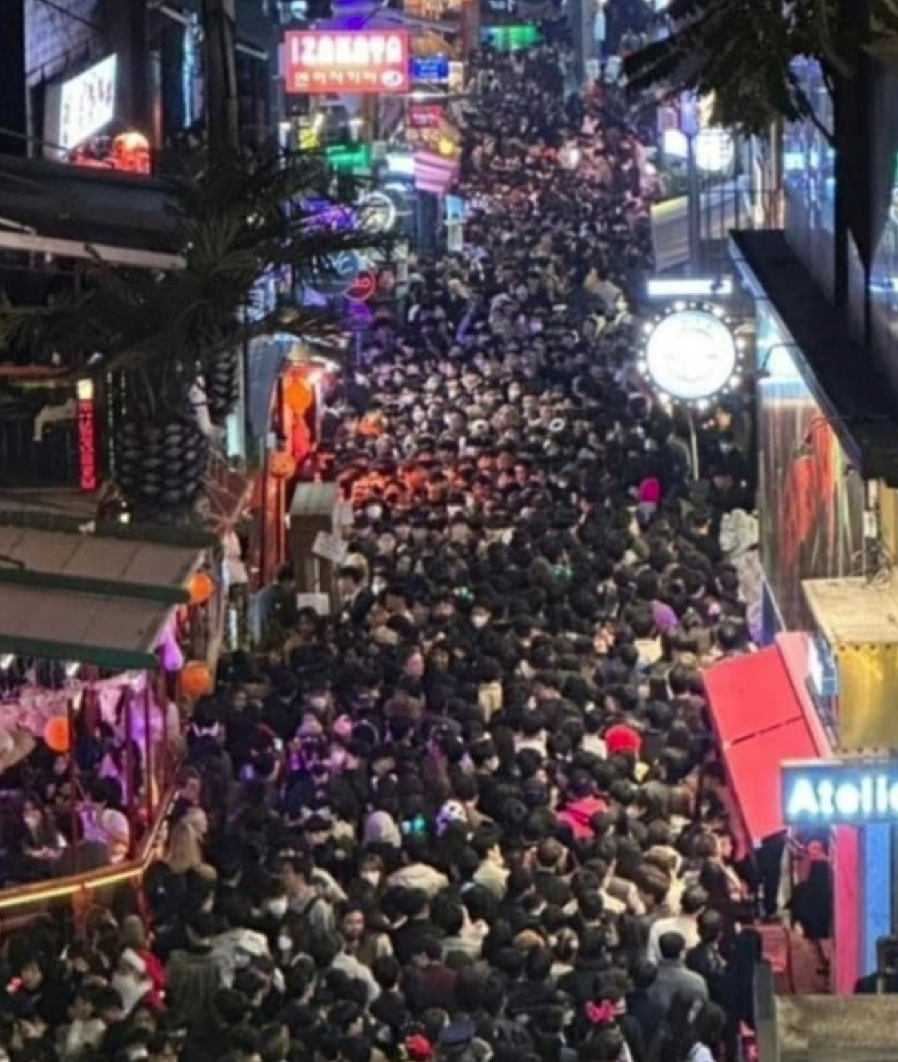 數萬人湧入梨泰院卻爆發人踩人事件。翻攝推特
