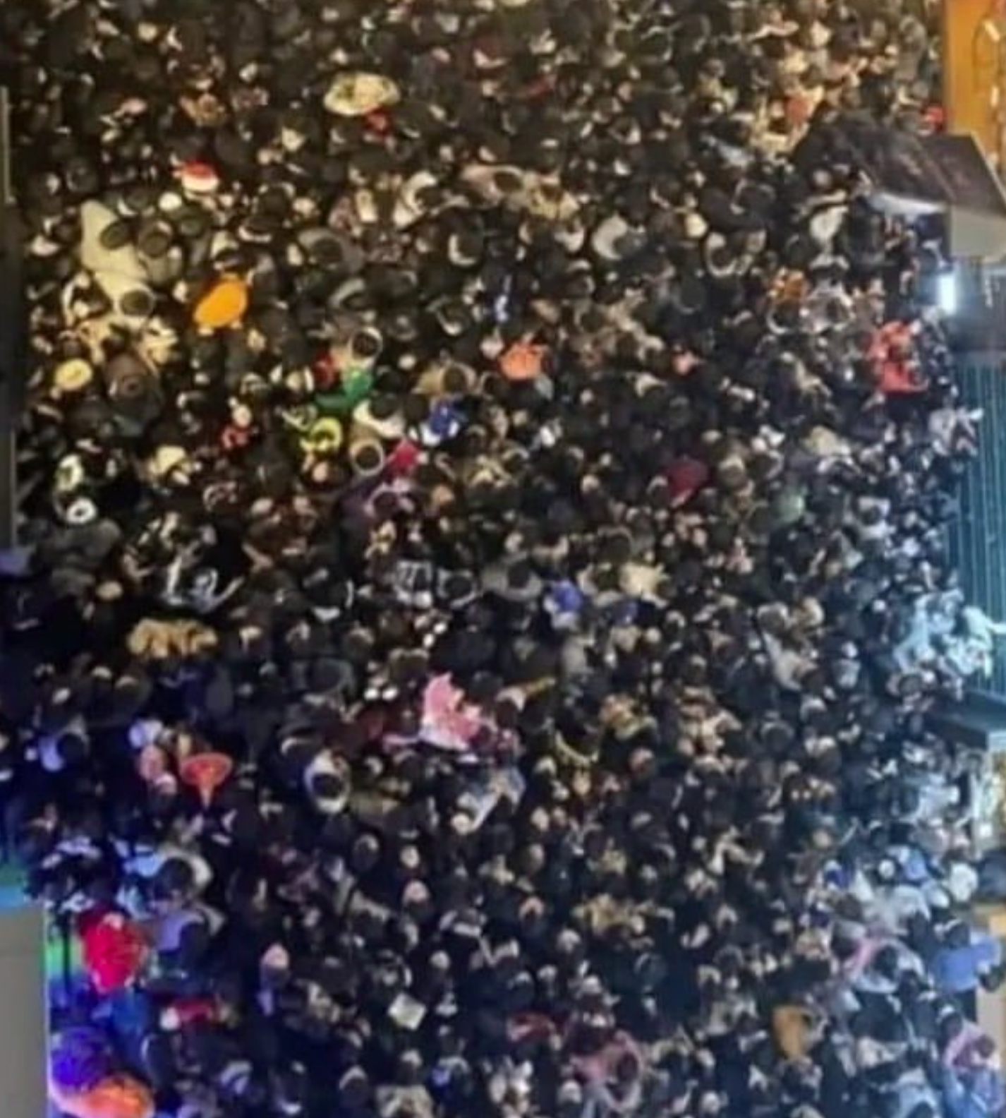 梨泰院湧入數萬人狂歡，人潮擠爆。翻攝推特