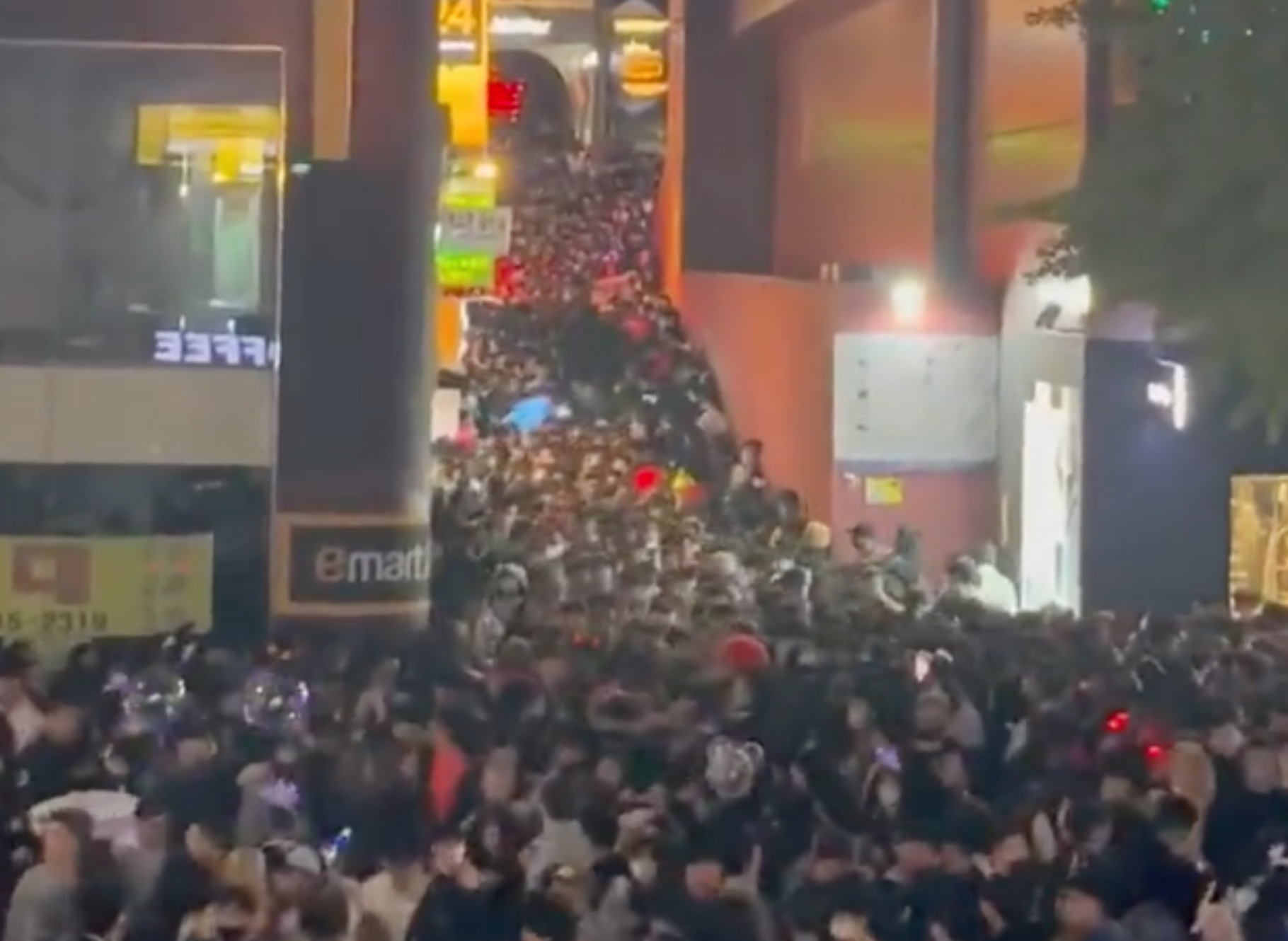發生推擠的斜坡，有民眾拍下事件發生前的影像。翻攝推特