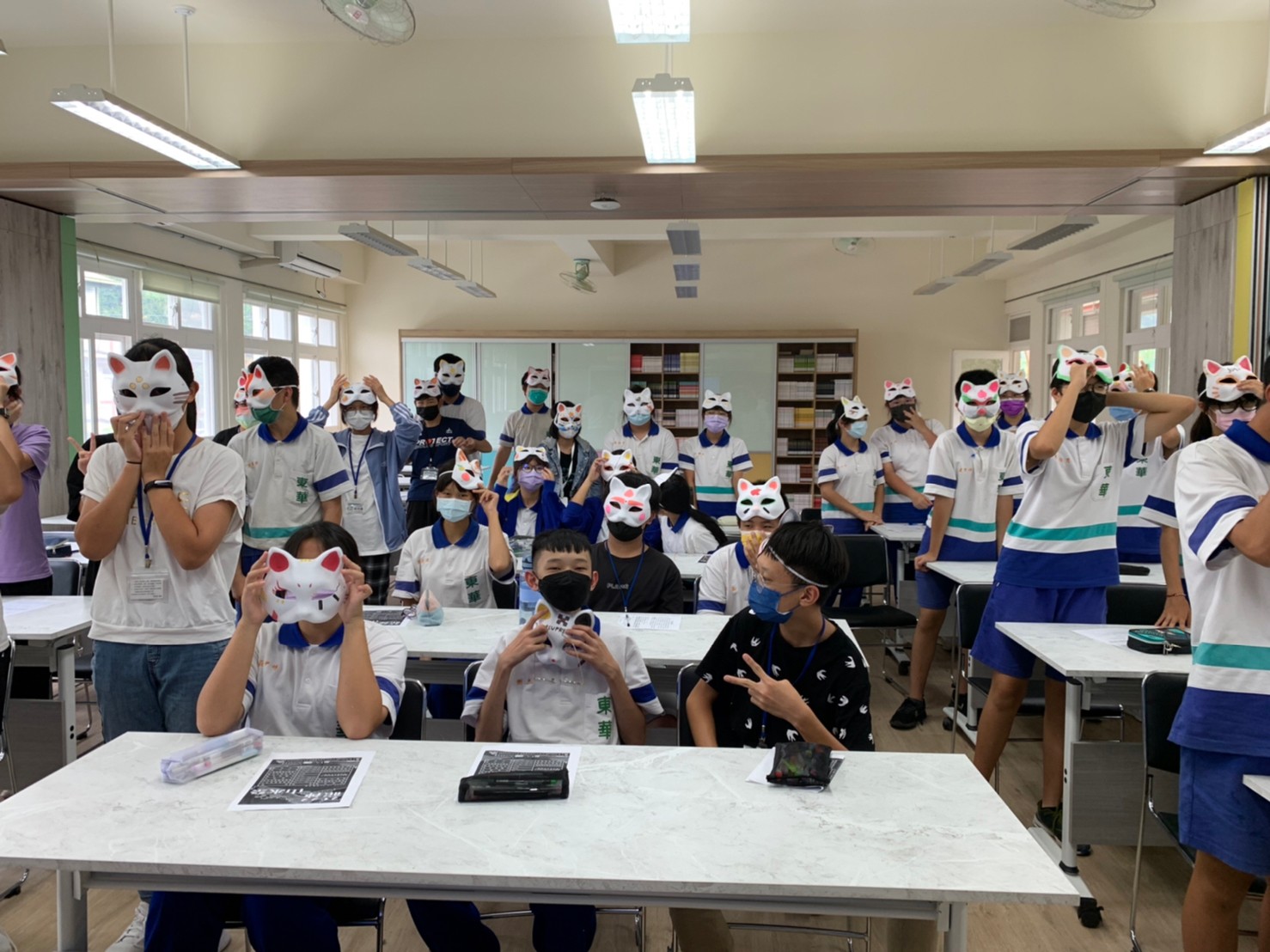 本年度四季大神面具彩繪工作坊，除了台三線藝術季學校說明外，東華國中美術老師也參與其中，成為很符合在地的美學課程。 東華國中提供