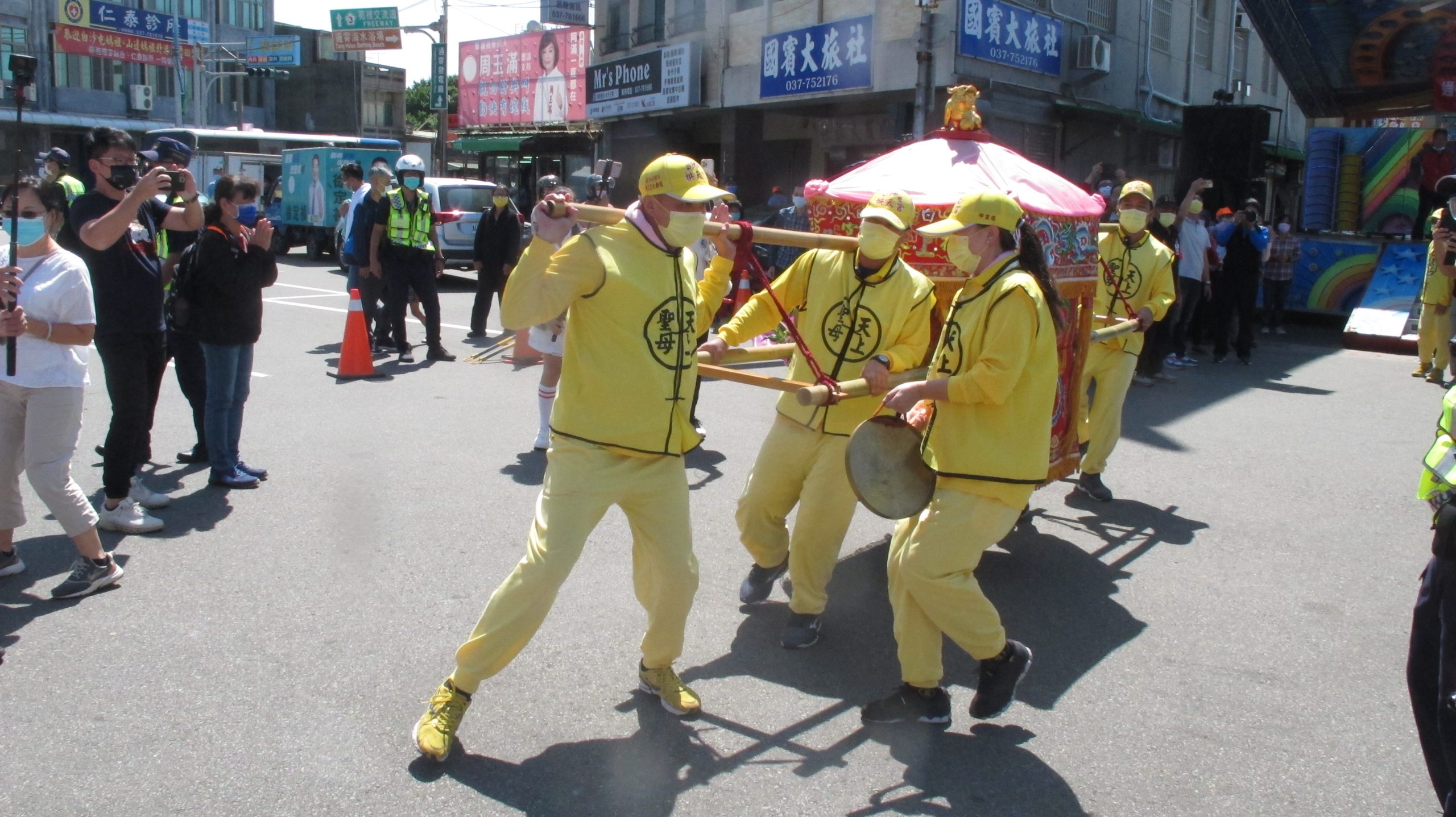 通霄白沙屯媽祖為慶祝海線鐵路通車百週年，首次出巡搭火車，保佑國泰民安。何來美攝