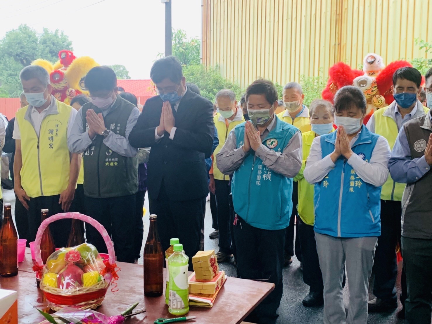 眾人於祭祀典禮獻上致意。