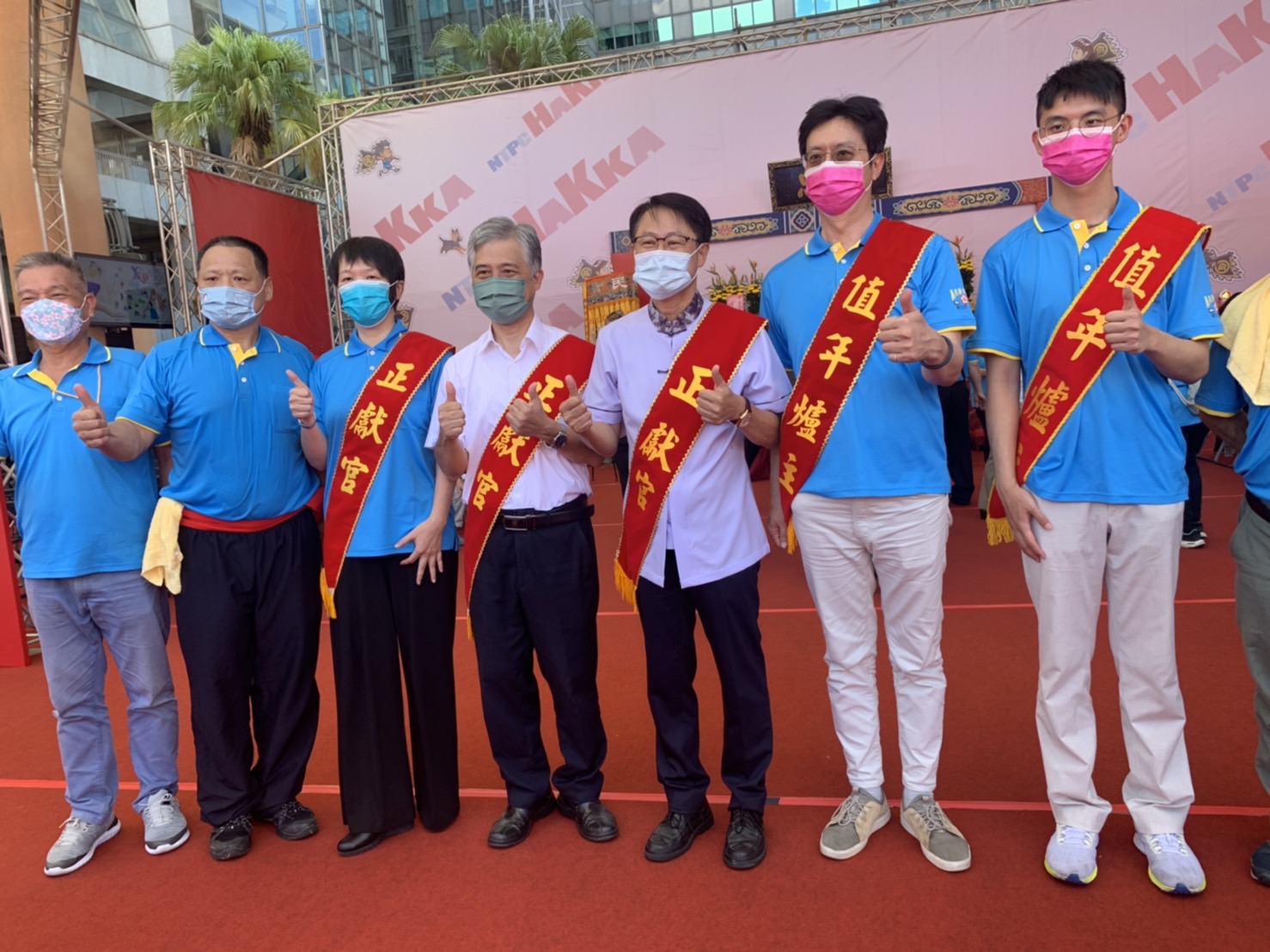 客家委員會副主任委員范佐銘(左四)、新北市副市長陳純敬(右三)、值年爐主新北市客屬崇正會理事長曾瀚霖(右二)、新北市政府客家事務局副局長林崇智(左三)以及新北各界客屬代表共同出席安座大典,都到場迎接新埔枋寮義民爺聖駕,並上香祈願風調雨順,國泰民安。客委會提供