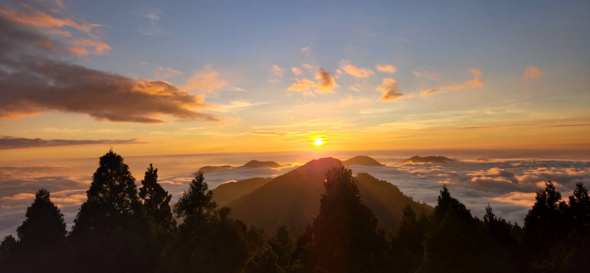 阿里山國家森林遊樂區小笠原觀景平台雲海落日。嘉義林管處提供