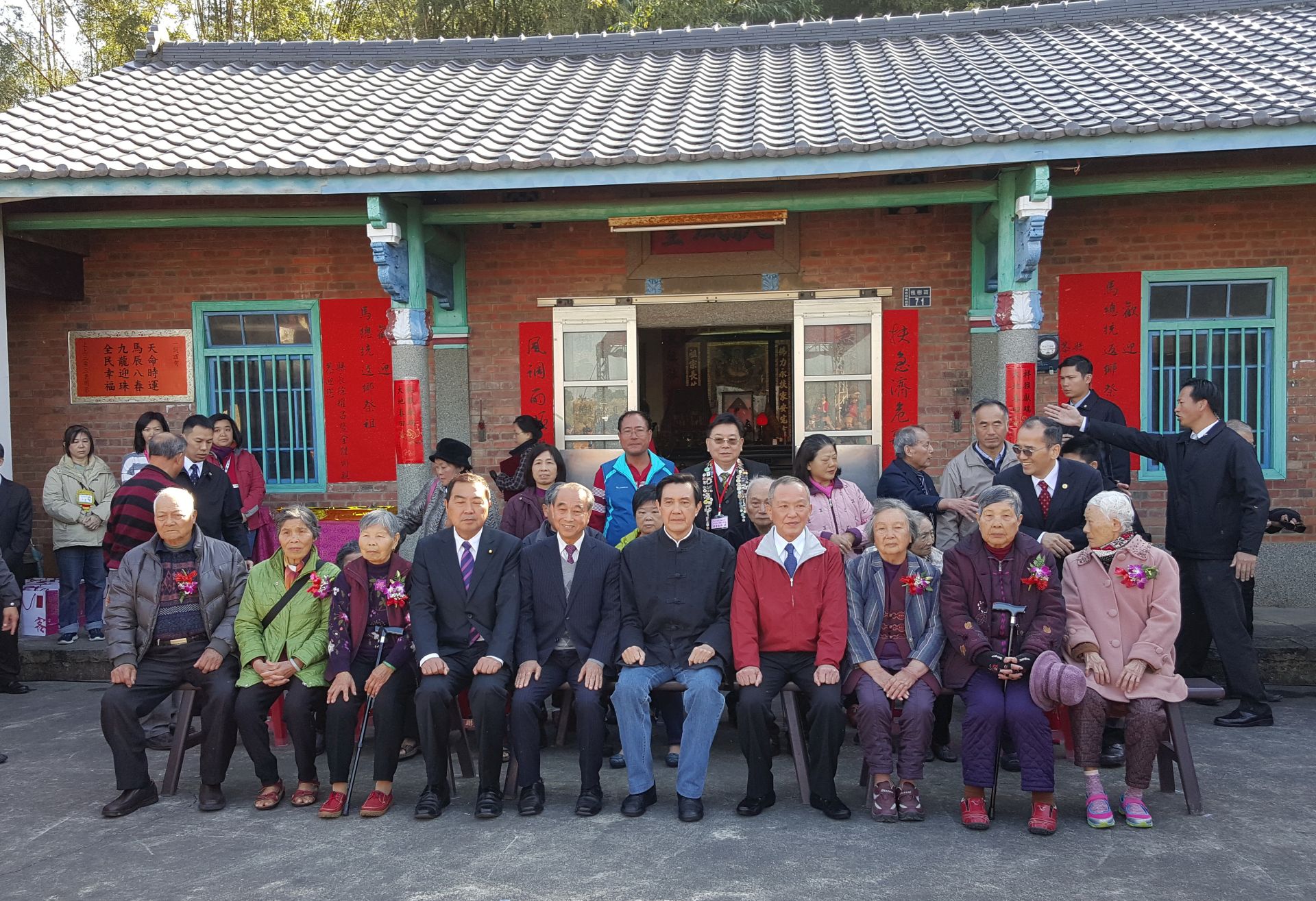 馬英九當選台北市長後，大年初二常到通霄馬家庄祭祖、發紅包，並與長輩合影。何來美攝