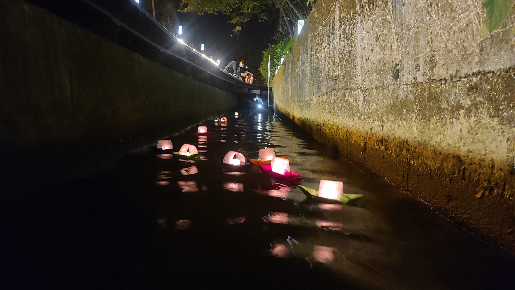 龍山水祭最浪漫的氛圍，莫過於在潔淨穿龍圳中施放祈福船，而難能可貴的是連環保、紙船顏色等，其實都有相關的論述與作法。 吳哲銘攝