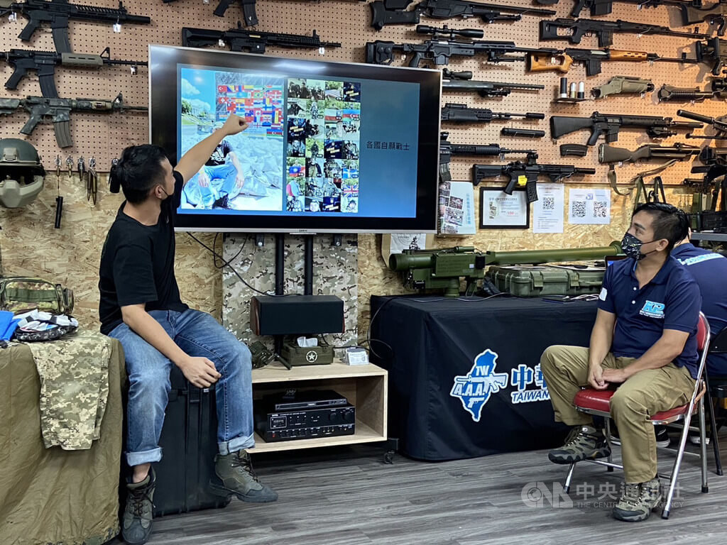 全民國防教育射擊中心23日下午舉行「烏克蘭戰壕中的台灣人分享會」，由志願戰士呂子豪（左）進行戰地影音解說。