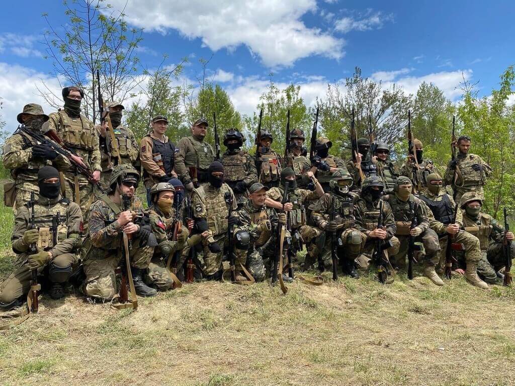 來自桃園的呂子豪（前排左3）加入烏克蘭國際志願軍，與來自世界各國的志願者一起投入俄烏戰爭前線作戰。（呂子豪提供）