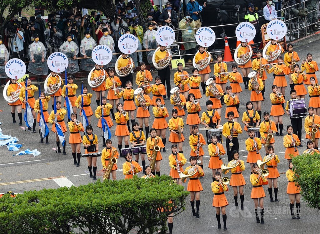 擁有「橘色惡魔」稱號的日本京都橘高校吹奏部來台演出，樂器上有著「日台友情Always Here」的字樣。中央社