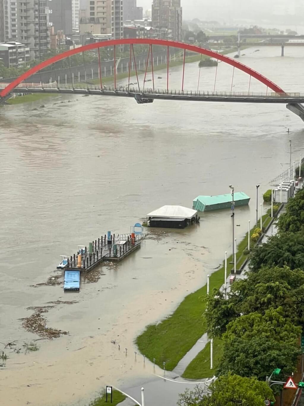  基隆河水高漲，貨櫃屋飄起。（圖取自facebook.com/shua0522）