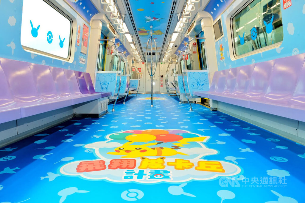 桃園捷運車廂內也彩繪各式各樣寶可夢圖樣,十分療癒可愛。中央社