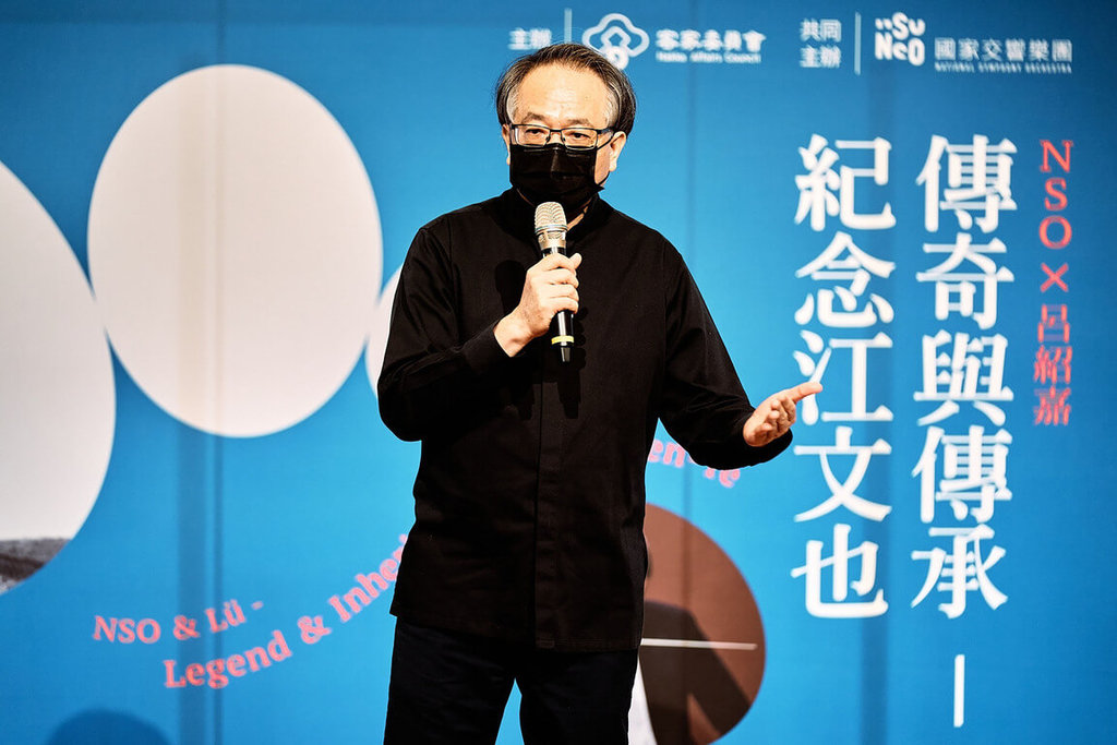 指揮家呂紹嘉,為「傳奇與傳承-紀念江文也」音樂會記者會致詞照片。NSO提供