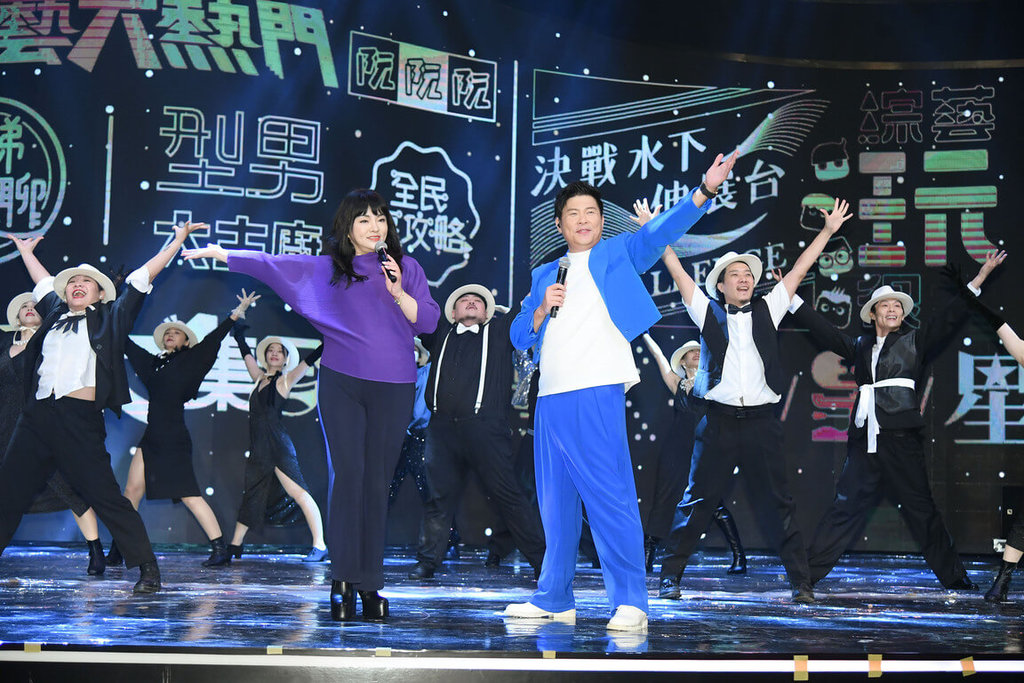 藝人曾國城（前右）、唐綺陽（前左）擔任第57屆電視金鐘獎節目類頒獎典禮主持人，將與專業舞者熱力唱跳演出開場秀，19日兩人合體彩排。（三立提供）