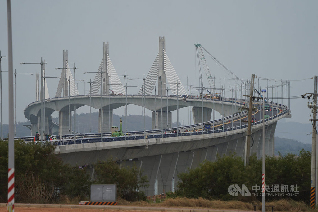 金門大橋包含大、小金端引橋和主橋、邊橋計11座墩柱,共有532支基樁;計劃總經費近新台幣97億元,主橋跨徑200公尺為國內最大跨度脊背橋,工程跨越最深23公尺、潮差6公尺海域。圖為金門湖下端看往金門大橋。中央社