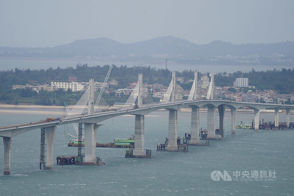 金門大橋西起烈嶼后頭湖埔路,東到金門本島金寧鄉湖下慈湖路,全長5.4公里,跨海橋段4.77公里。受限海象惡劣和堅硬的花崗岩地質,工程技術高難度高,使得金門大橋興建過程一波三折。圖為烈嶼麒麟山看金門大橋。中央社