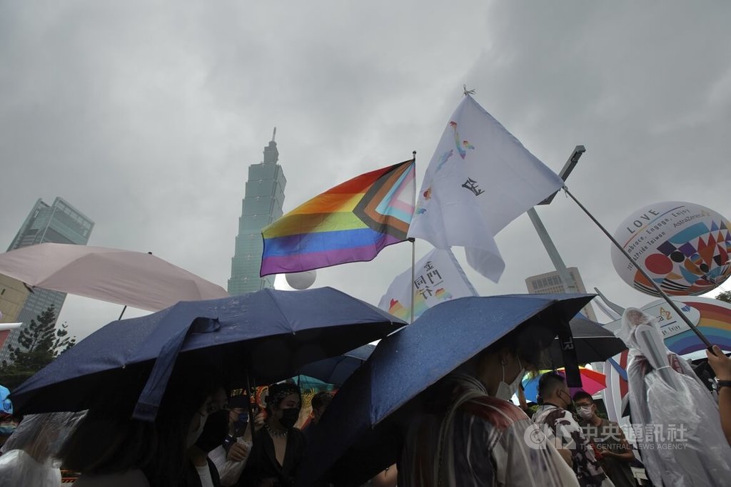台灣同志遊行在台北市政府前廣場登場,主題為「無.限.性—解構框架,性/別無限」,民眾下午不畏風雨陸續前往集合。中央社