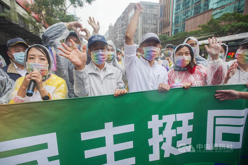 台灣同志遊行29日在台北市政府前廣場登場,民進黨台北市長參選人陳時中(前左3)、前副總統陳建仁(前左2)下午加入民進黨隊伍,持標語高喊「民主挺同志」。中央社