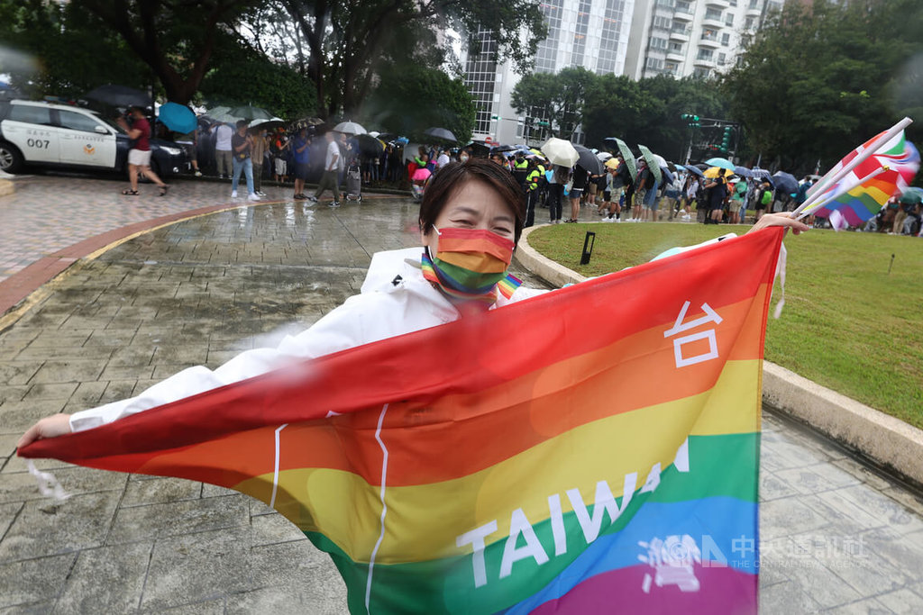 2022第20屆台灣同志遊行29日下午在台北市政府前廣場熱鬧展開,無黨籍台北市長參選人黃珊珊也到場表達支持,戴起6色彩虹旗口罩、手持彩虹旗開心留影。中央社