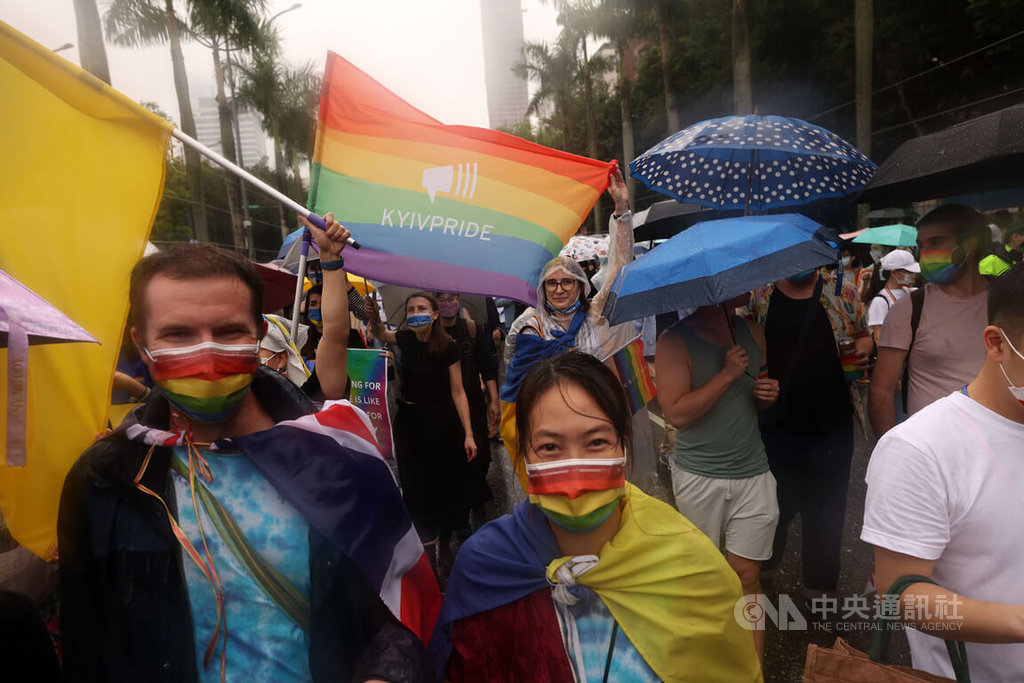 烏克蘭團體「基輔同志遊行(KyivPride)」29日在台北響應參與2022第20屆台灣同志遊行,許多人身披烏克蘭國旗、手持彩虹旗或配戴彩虹口罩等開心出席,冒雨同行。中央社