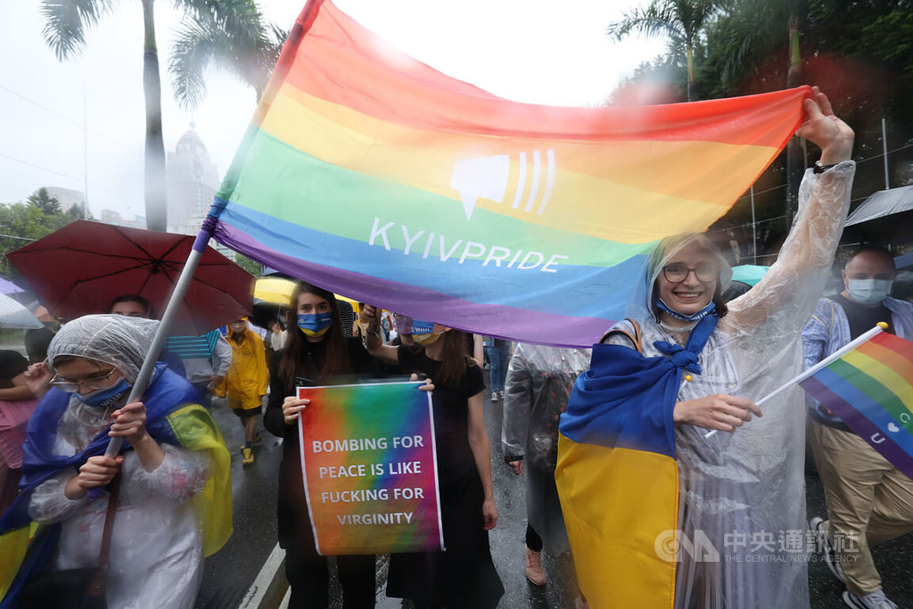烏克蘭團體「基輔同志遊行(KyivPride)」現身參與台灣同志遊行,帶著烏克蘭國旗與彩虹旗等響應活動。中央社