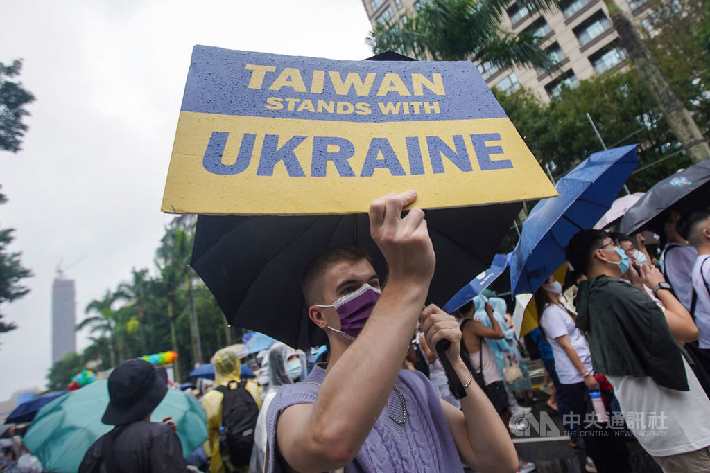 台灣同志遊行與會者除以行動力挺性別平權外,也有人高舉標語支持烏克蘭。中央社