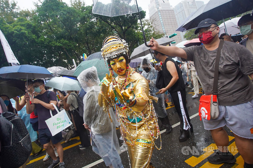 台灣同志遊行熱鬧登場,許多民眾精心打扮參與盛會,在陰雨綿綿的天氣中顯得格外搶眼。中央社