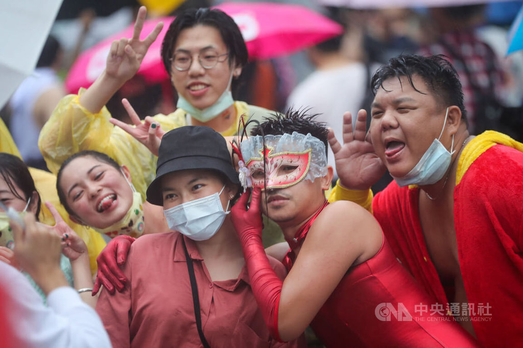 許多民眾精心打扮參與盛會,開心和朋友合影留念。中央社