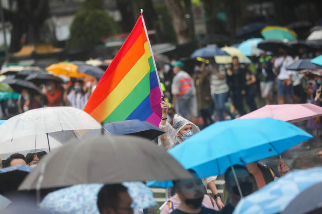 2022台灣同志遊行主辦單位估參與人數上看12萬人,儘管現場陣陣細雨仍不減民眾熱情,與會者撐傘走完全程。中央社
