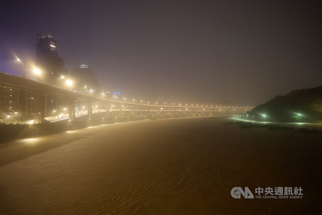 颱風尼莎外圍環流及東北季風影響，雨彈狂炸北台灣，基隆河台北市南港段16日入夜可見河堤內公園遭水淹沒。中央社
