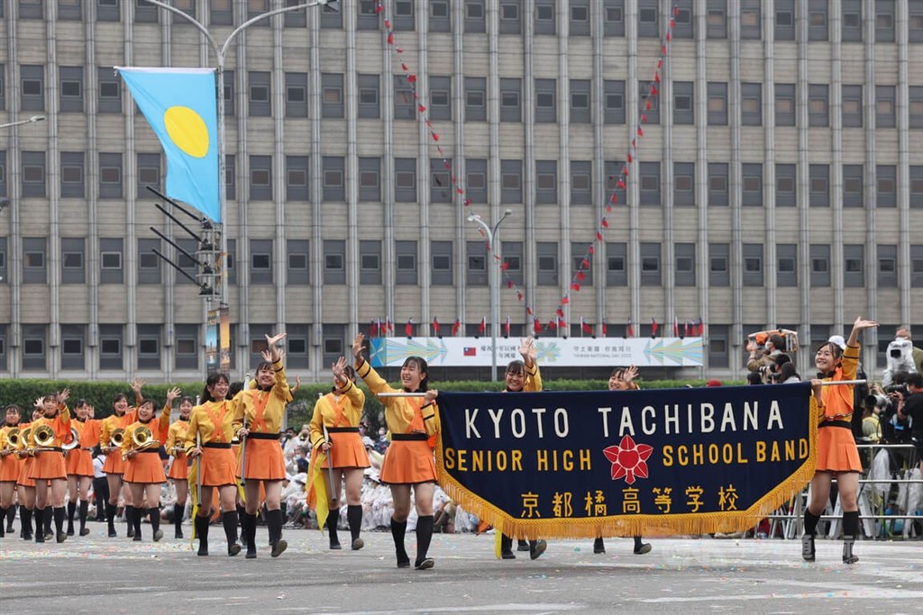 知名的日本京都橘高校吹奏部穿上招牌隊服進場，為今年國慶表演一大亮點。中央社