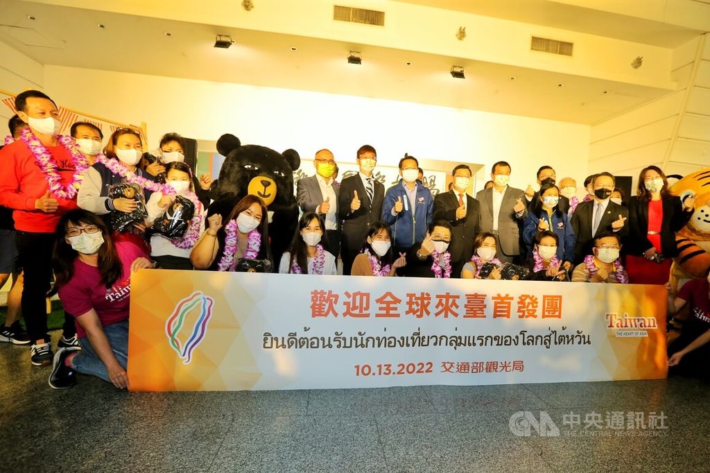 交通部觀光局表示，疫情對台灣觀光影響將近兩年半，跨境旅遊幾乎停頓，13日重新啟動，對台灣跨境旅遊是再生與重建的機會，把過去只有國旅市場的形態恢復到疫情前完整的市場。中央社