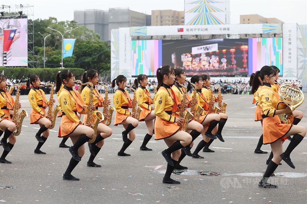 日本京都橘高校吹奏部踏著整齊步伐進場，伴隨吹奏樂聲，展現青春活力。中央社