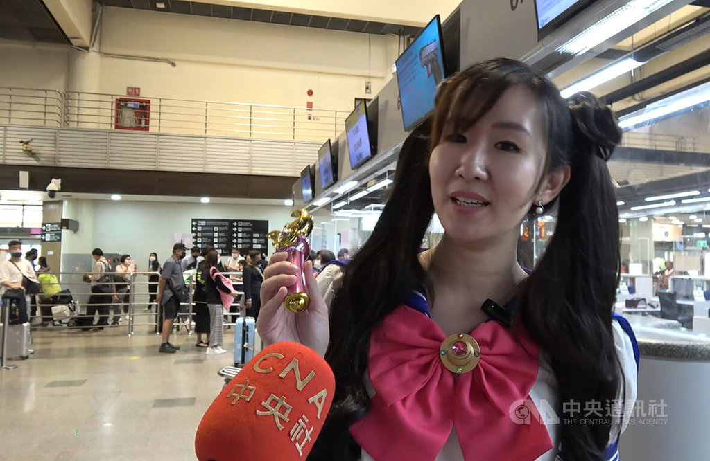 台灣國門解封，疫情後遊台全球首發團12日晚上從曼谷搭乘虎航班機出發，經營旅遊社群媒體Ratto Wanderlust的網紅奇恰拉特別穿上美少女戰士的服裝行銷台灣旅遊。中央社