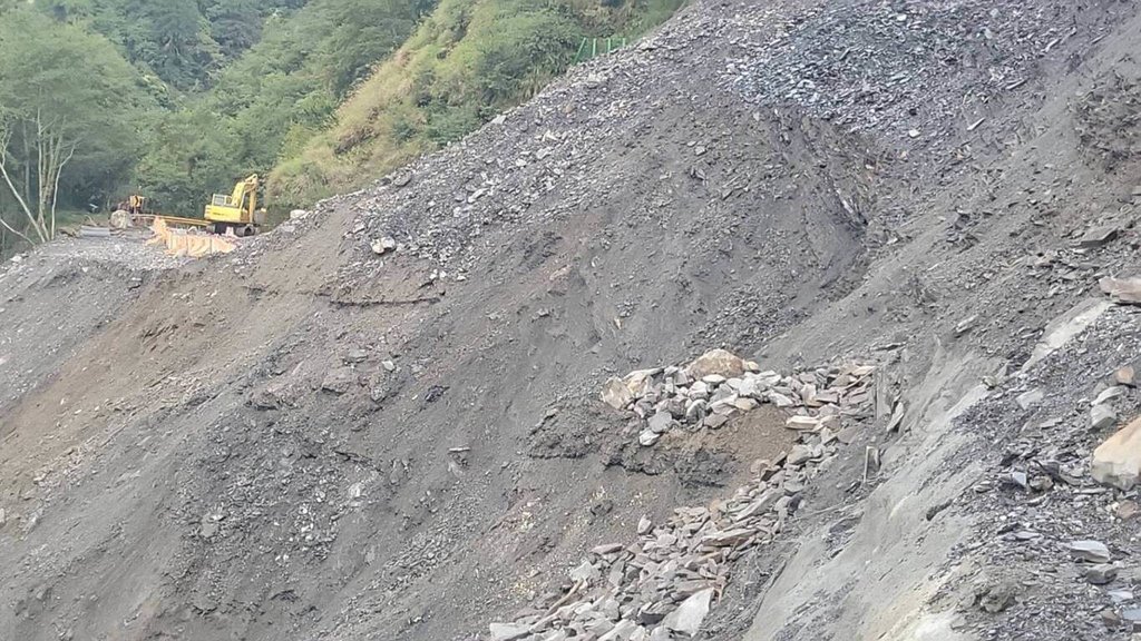 中橫公路台8線關原災害搶修路段117.4k因災情嚴重，搶修困難，經評估預計於11月7日搶通，並取消原有每日開放4次放行措施。（第四區養護工程處太魯閣工務段提供）