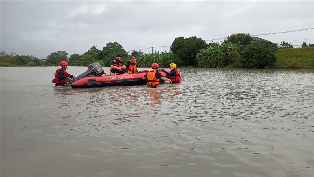 受颱風尼莎及共伴效應影響，宜蘭16日降下滂沱大雨，宜蘭市清華二路附近淹水，水深及腰，8名旅客受困在民宿，消防局出動橡皮艇前往救援。（讀者提供）中央社