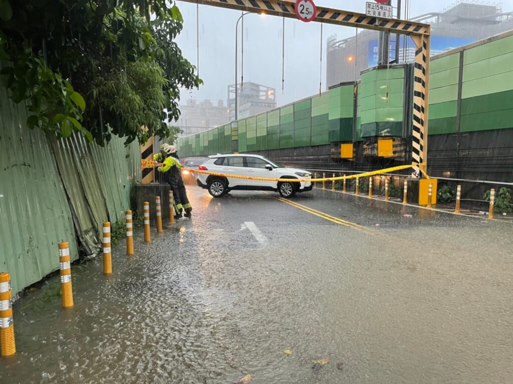 新北市汐止區南陽街一處高速公路涵洞積水,現場已拉起封鎖線,防止車輛進入。(翻攝照片)中央社
