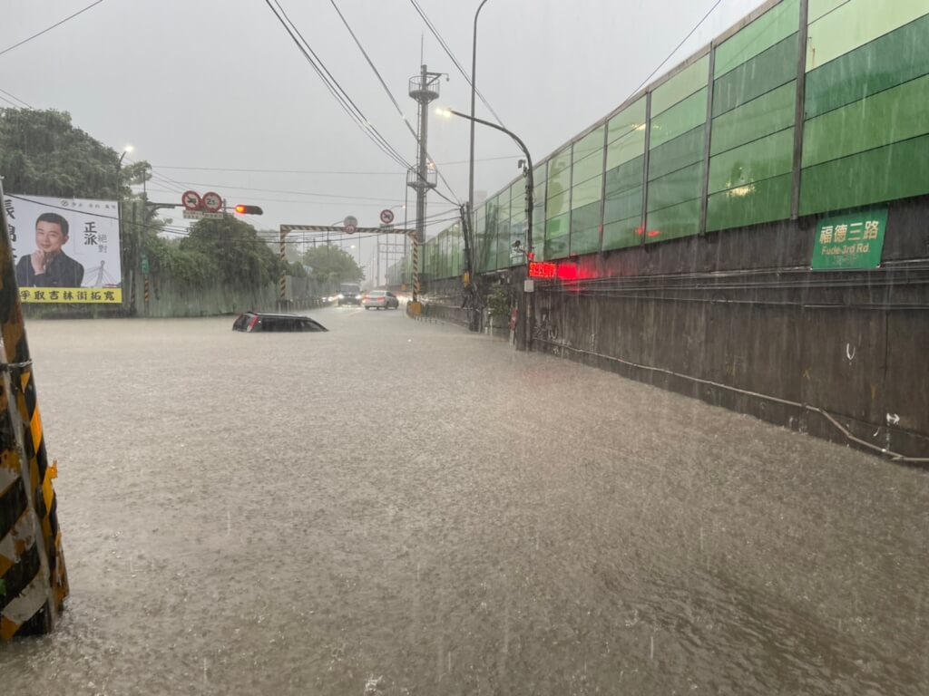 新北市汐止區南陽街一處高速公路涵洞積水高度達1.2公尺。(翻攝照片)中央社