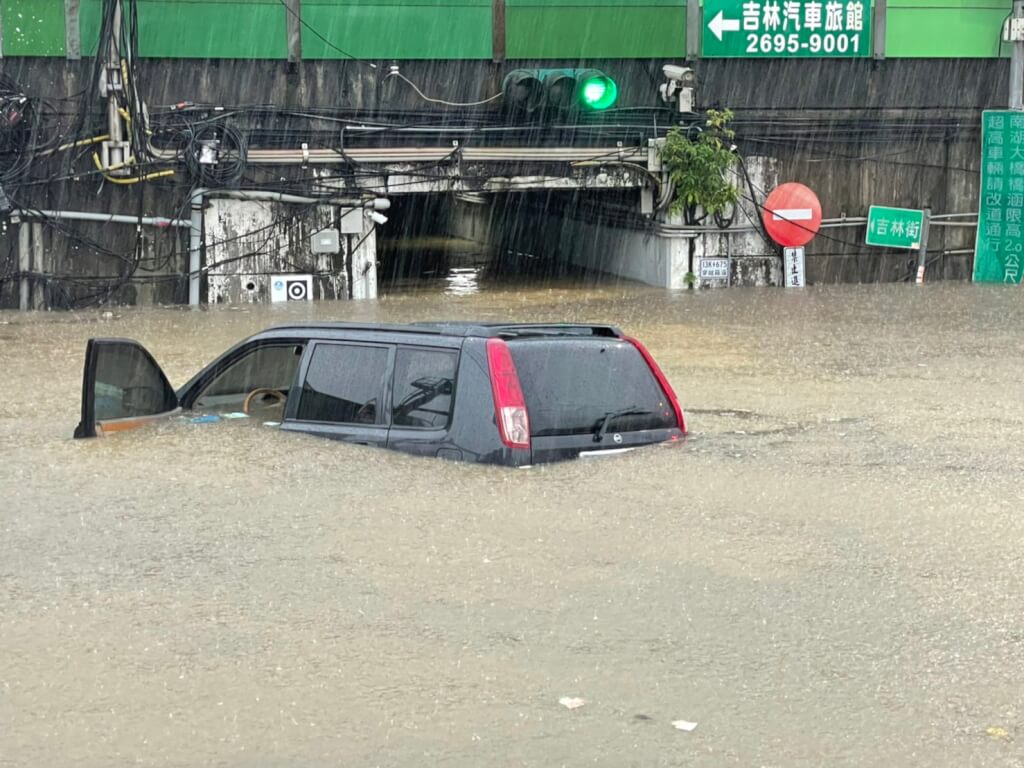 受颱風尼莎影響,新北市汐止區達淹水一級警戒,南陽街一處高速公路涵洞積水高度達1.2公尺,行經車輛險遭滅頂。(翻攝照片)中央社