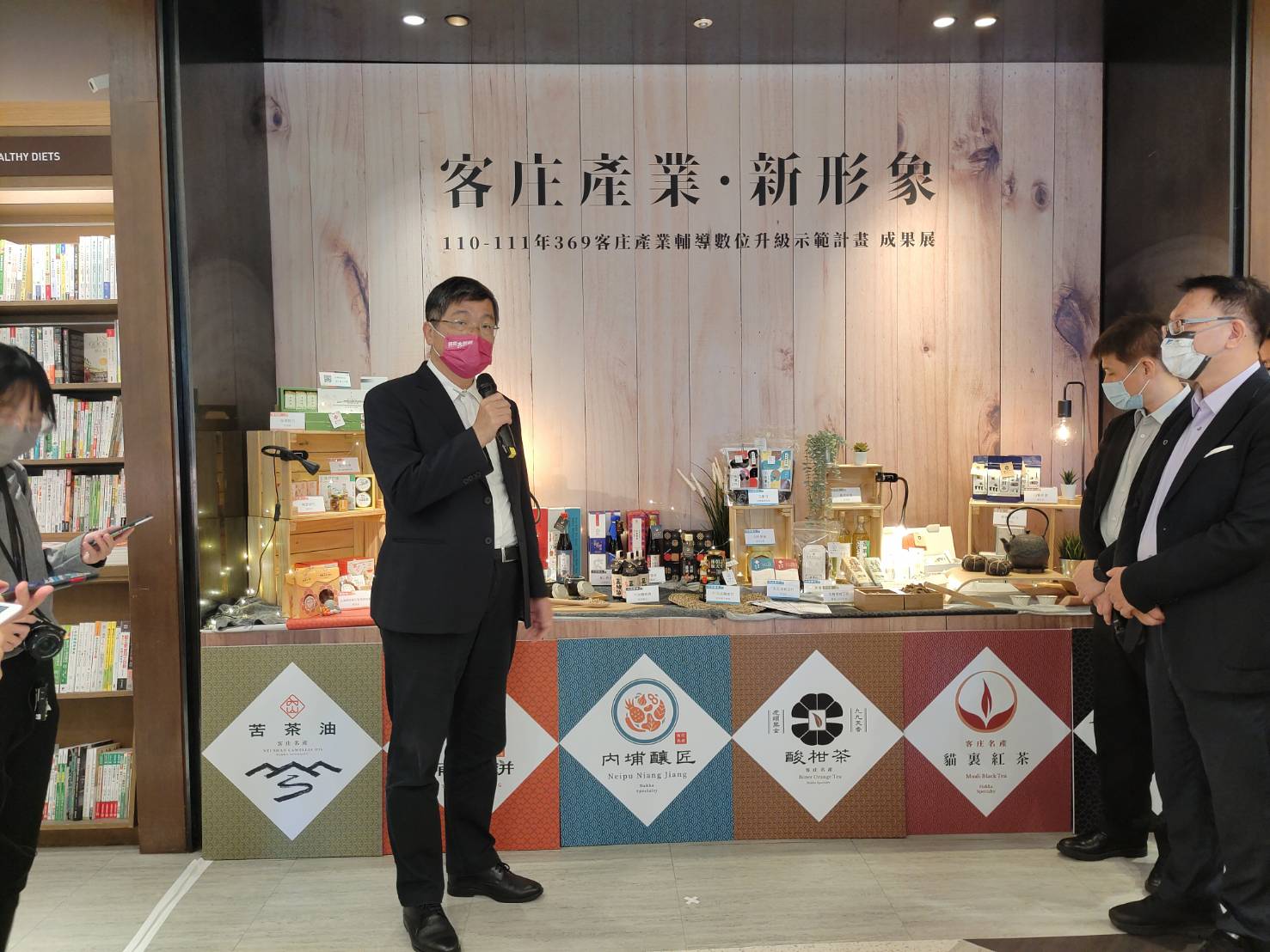 楊長鎮化身最強銷售員,向大家介紹經過輔導升級的客六大產業商品。蘇佑昇攝