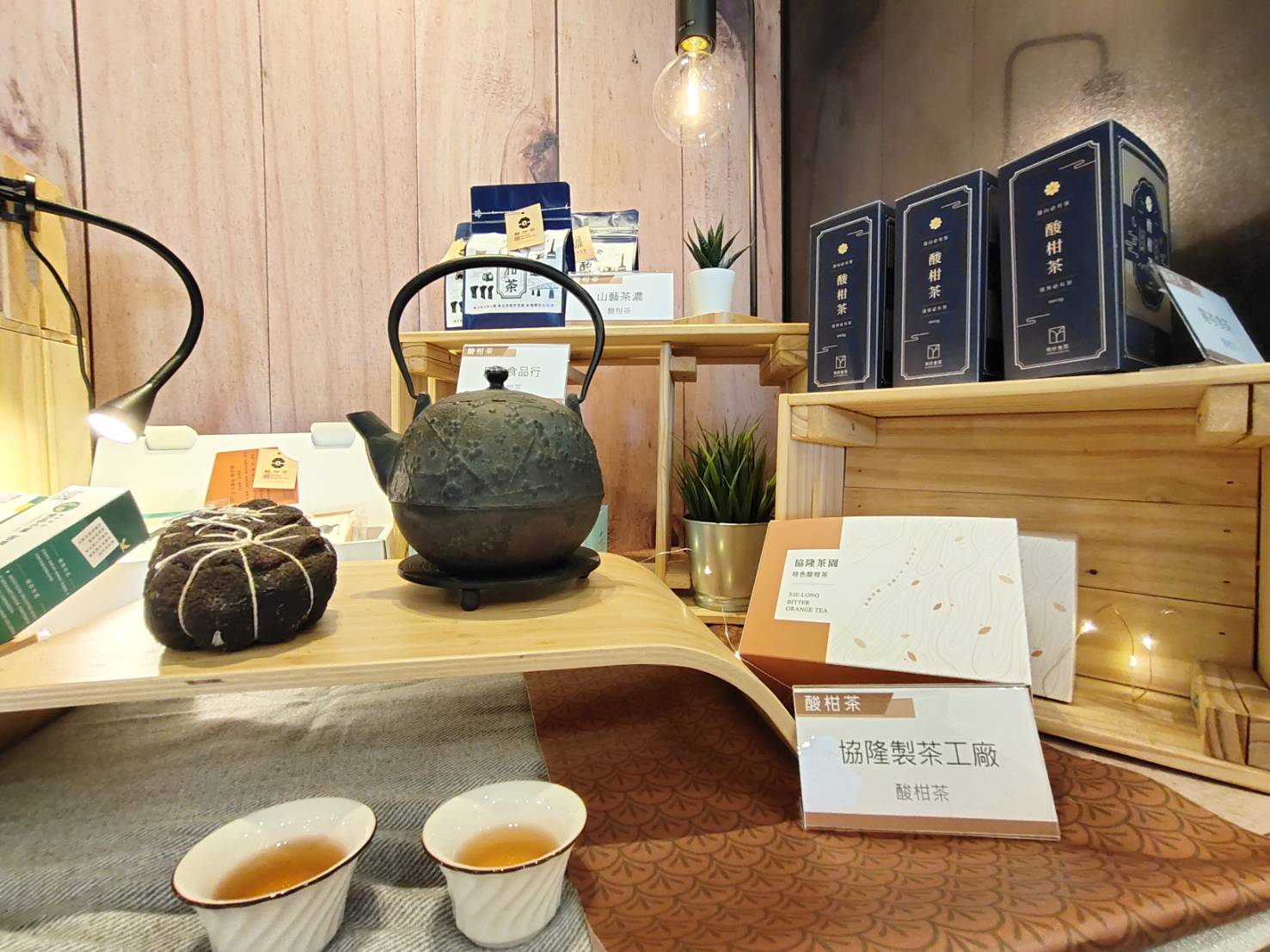 將一整顆酸柑茶,變成方便攜帶、泡飲的包裝,十分受歡迎。蘇佑昇攝