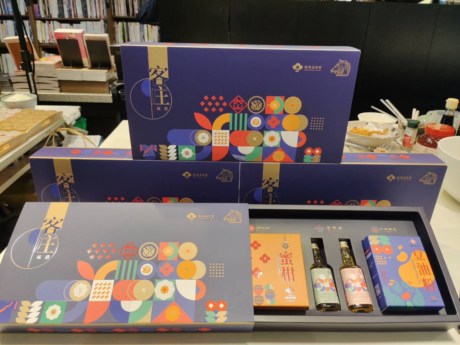 客委會與金馬聯名的「客庄藏禮」禮盒,禮盒有這次輔導的產業商品「苗栗金椿茶油工坊的苦茶油、新竹隆源餅行的桶柑餅以及屏東六堆金豆油食品行的豆油粉」。蘇佑昇攝
