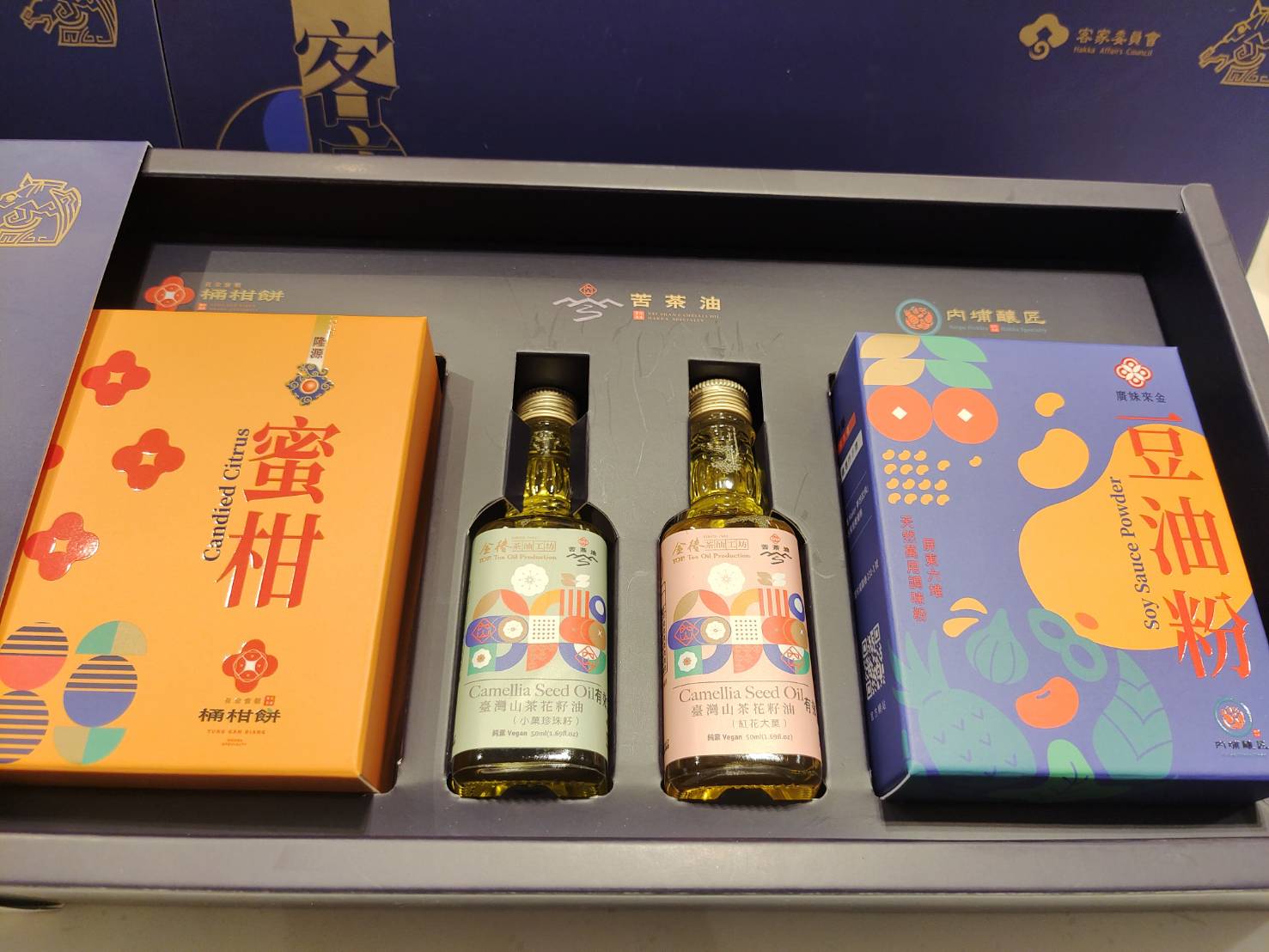 今年客委會與金馬聯名的禮盒「客庄藏禮」,共1500份,但維持金馬聯名禮盒慣例,只送不賣,雖然禮盒買不到,但裡面的客庄商品,全都可以在實體和網路通路買得到。蘇佑昇攝