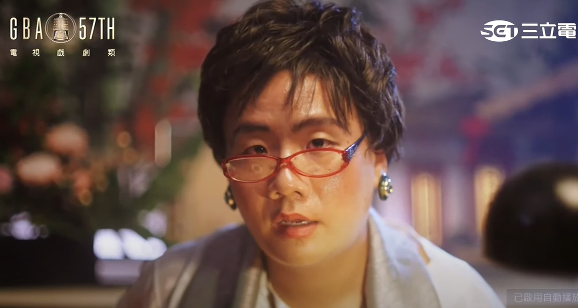 典禮首先由網紅阿翰與曾寶儀以「九天玄女」串場演出「逆局」、「斯卡羅」、「華燈初上」、「俗女養成記2」、「茶金」向戲劇節目獎的5個獎項致敬。翻攝自三立電視