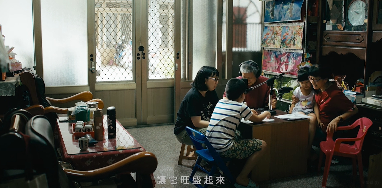 客語文學家張捷明每天堅持以客語文字書寫日記，讓文字乘載文化傳承的力量。翻攝自凝藝流傳