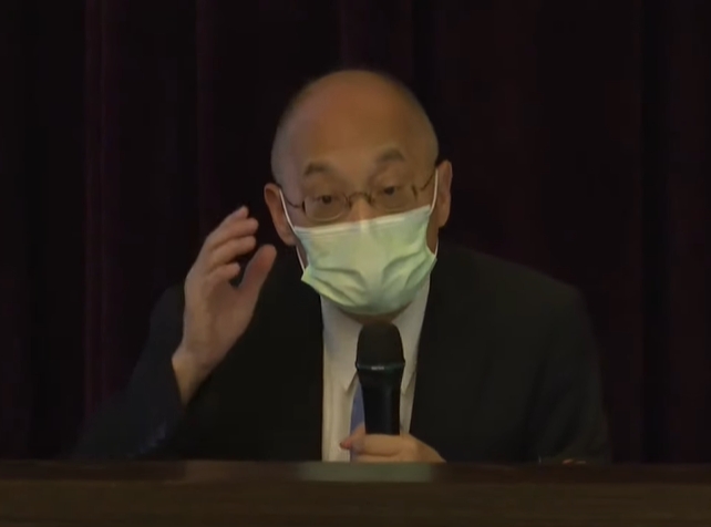 故宮博物院院長吳密察下午親上火線說明故宮摔壞3件國寶事件。翻攝直播畫面