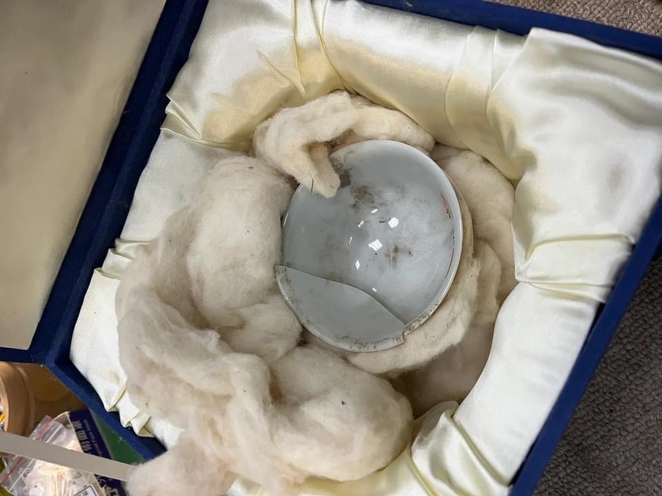 故宮說一打開文物包裹就發現「清 康熙款 暗龍白裏小黃瓷碗」已破成2半,目前尚無法追究責任歸屬。故宮提供