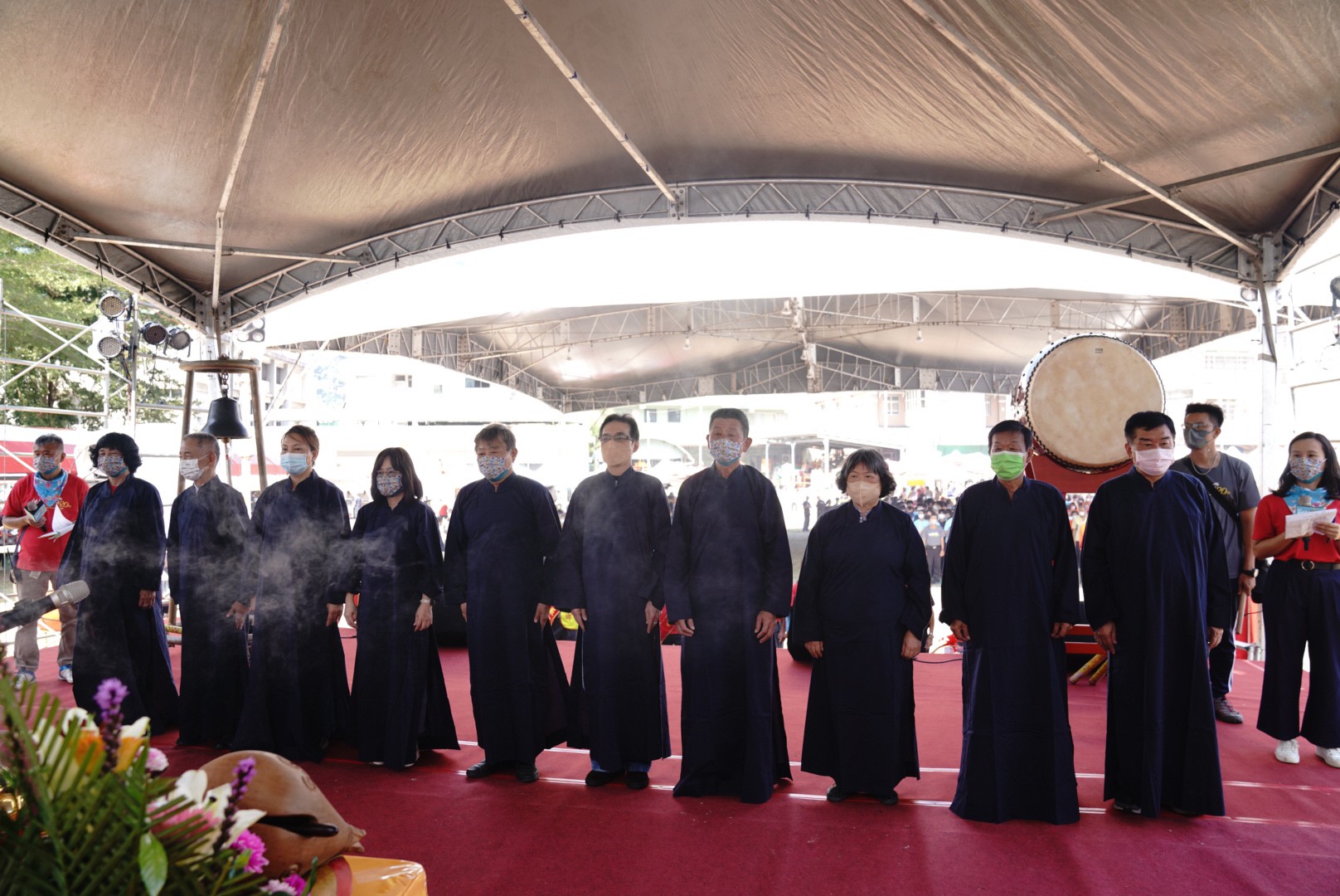 客委會副主委鍾孔炤(右五)與貴賓們一起出席「南投•國姓搶成功」祈福安座大典。宋佩遙攝