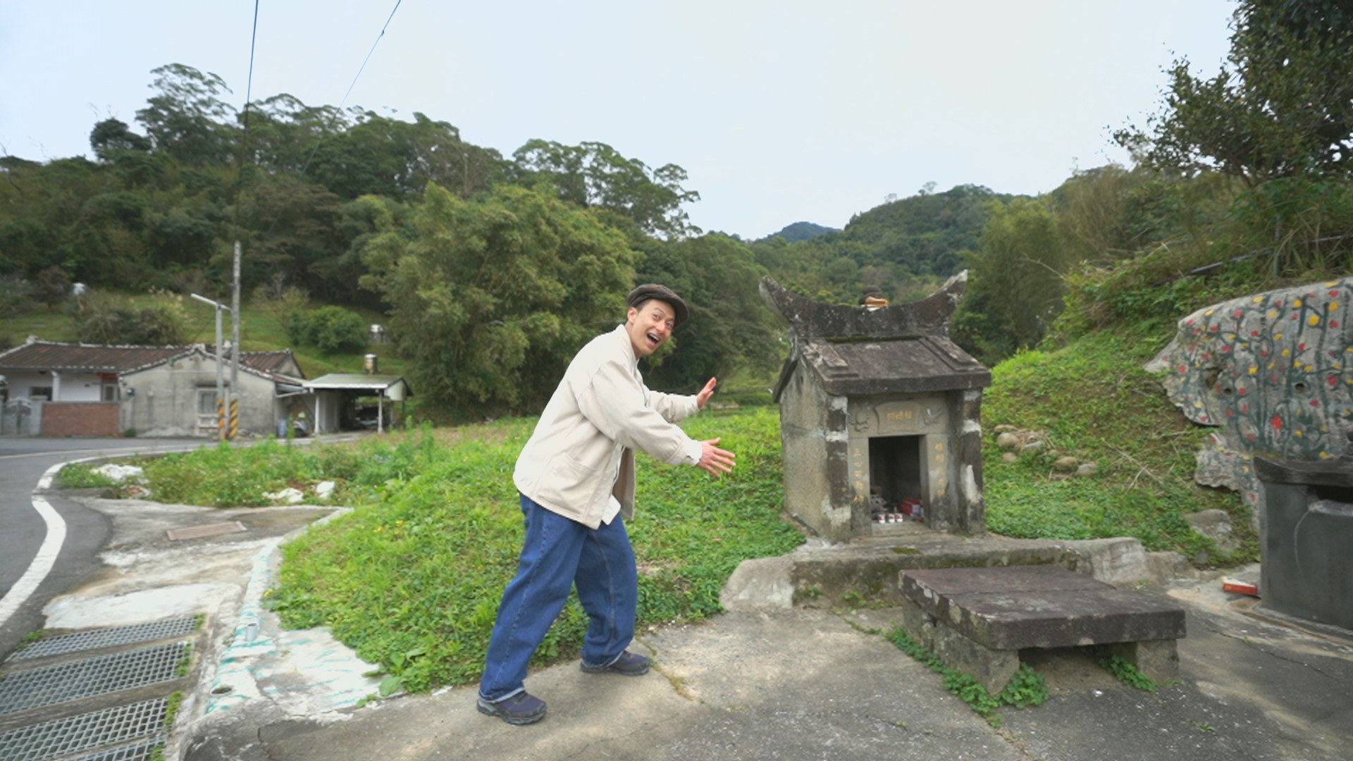 非常少見的橫山詹屋伯公，上頭有螃蟹蝦子的雕刻。節目劇照